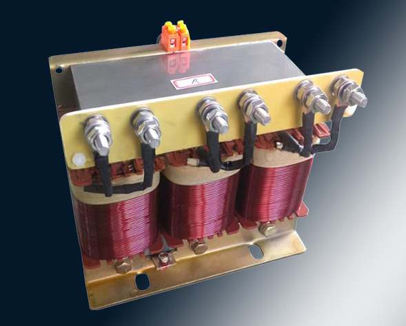 TKSG/TKDG濾波電抗器通過(guò)的是交流電流，它與濾波電容器串聯(lián)使用，組成諧振電路，使其在規(guī)定的頻率點(diǎn)上諧振，濾指定的高次諧波；同時(shí)還可實(shí)玖電力系統(tǒng)的無(wú)功補(bǔ)償和…